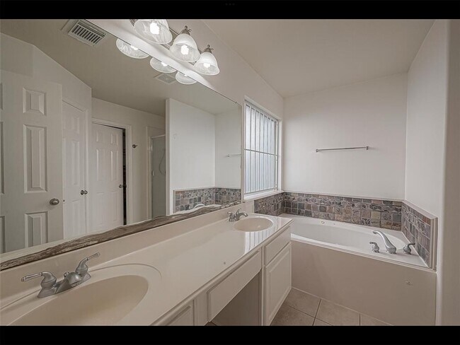 Building Photo - 10819 Waterfern Ct
