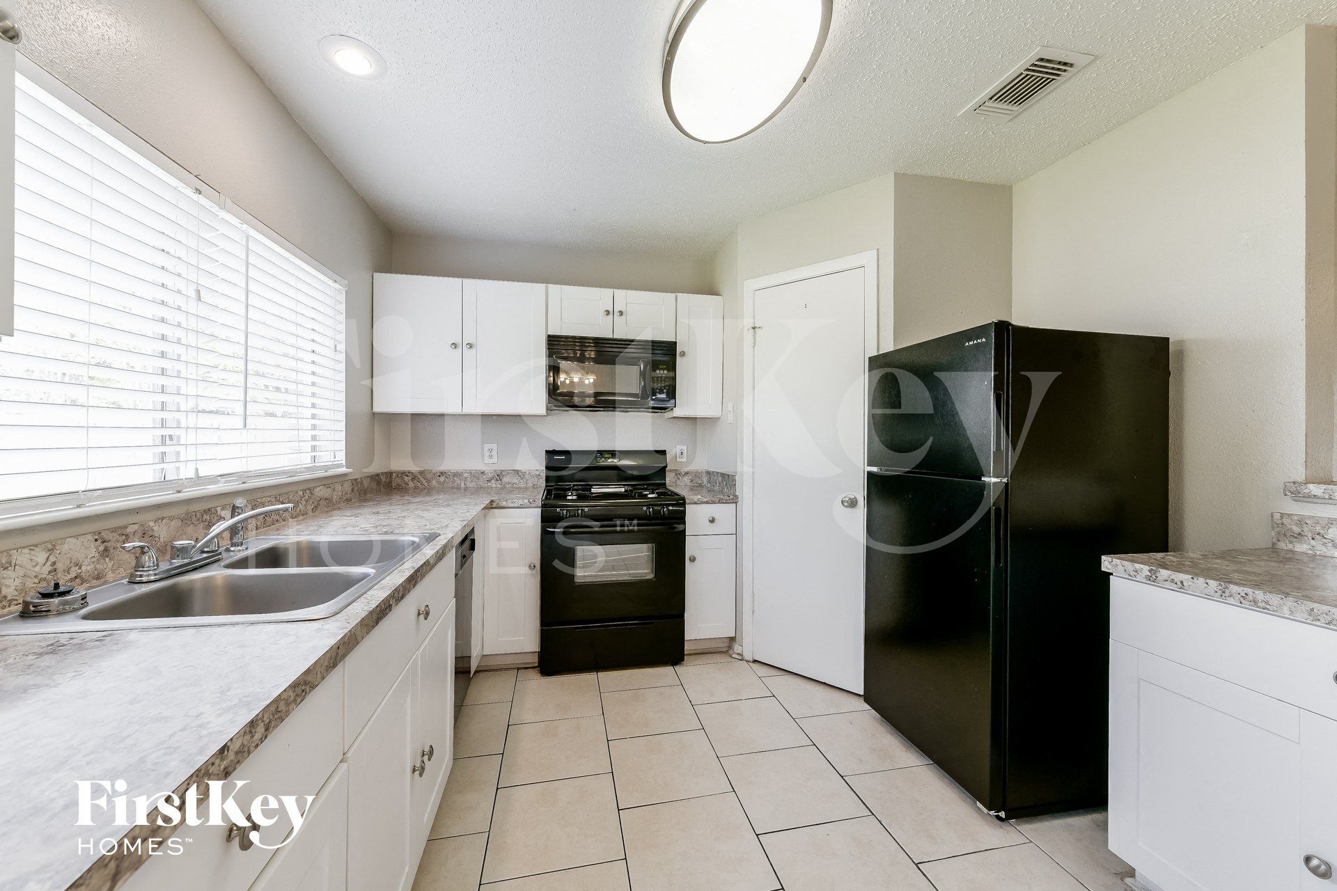 Building Photo - 17914 Holly Forest Dr