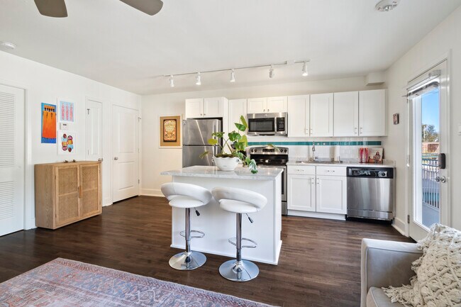 Building Photo - 2833 St Charles Ave