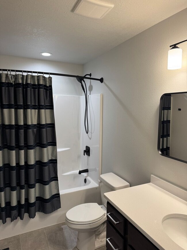 Building Photo - Modern 3-Bed Twinhome with Garage & Yard –...
