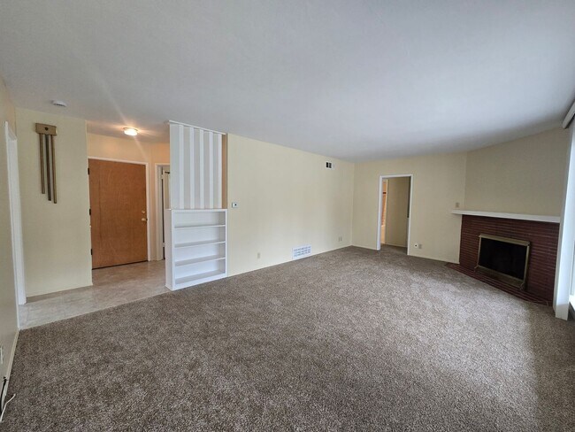 Building Photo - Charming Single Story Home