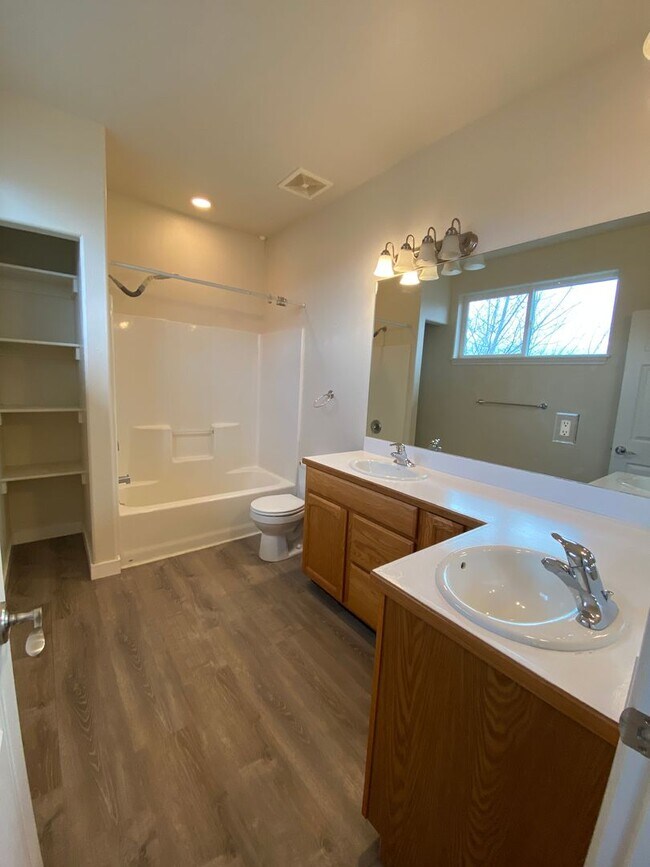 Building Photo - Spacious  3 bedroom 2.5 bathroom townhouse