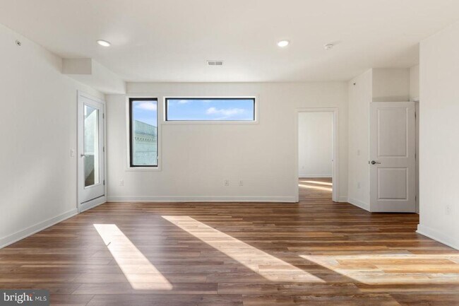 Building Photo - 2411 Kensington Ave