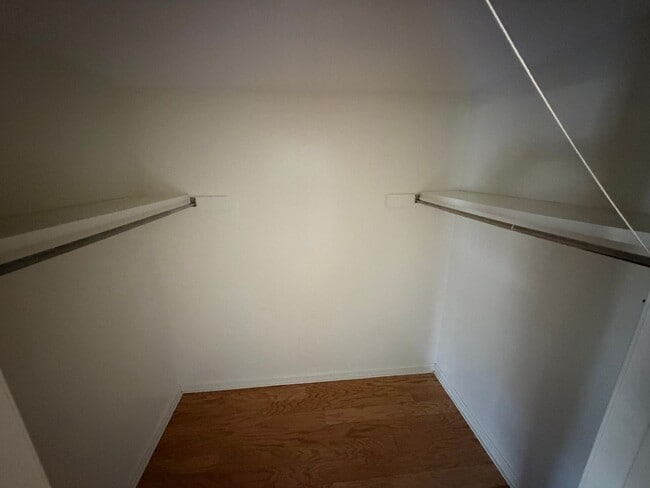 Building Photo - 9-11 Oakview Dr