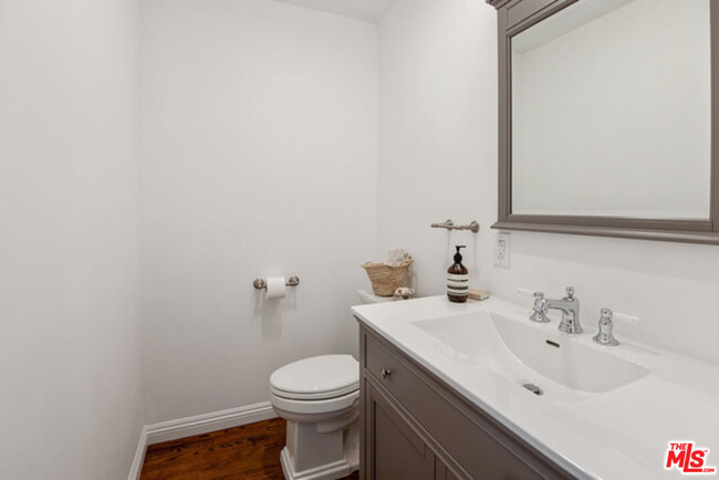 Building Photo - 426 Venice Way