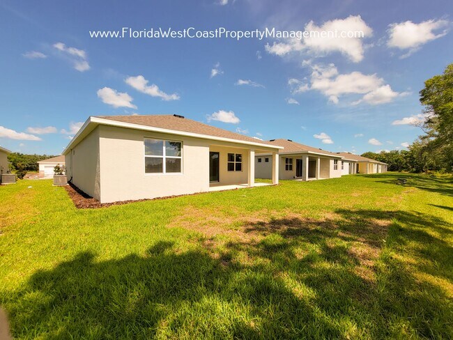 Building Photo - LAKEWOOD RANCH! 4 BEDROOM/2 BATH/ PET FRIENDLY! COMMUNITY POOl! READY for MARCH 2026