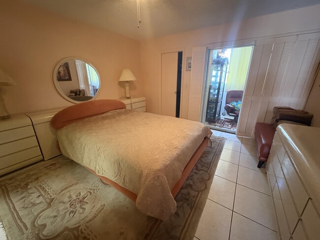 Building Photo - 202 Greenbrier C