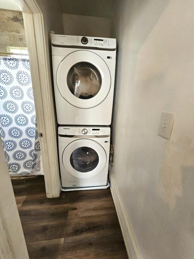 Building Photo - 454 S Des Plaines St