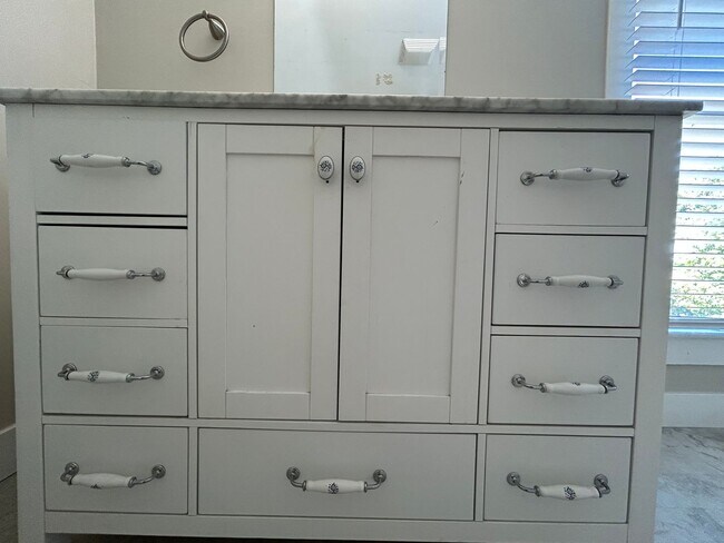 Building Photo - Rent Special! - Gorgeous 3 Bed + Bonus Roo...