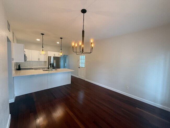 Building Photo - 2522 Chantilly Ave