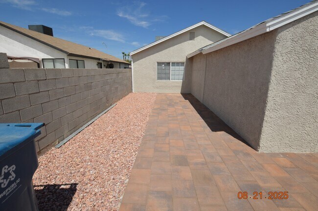 Building Photo - 6751 Sebring St