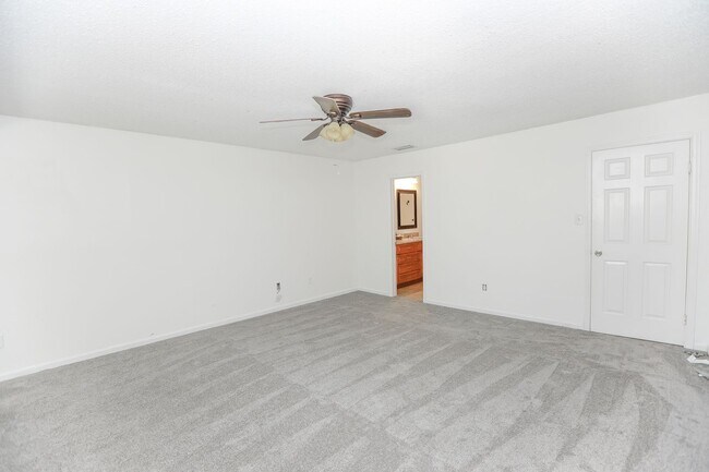 Building Photo - "Charming Kempsville Lake Townhome – Great Amenities & Location!"