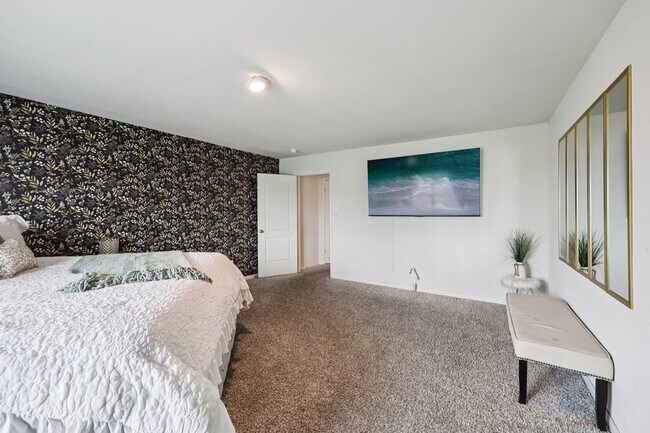 Building Photo - 1927 Churchill Downs Dr