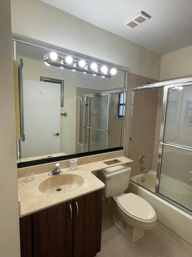 Building Photo - 5415 Verona Dr