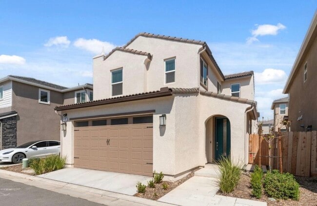 Building Photo - 1109 Royalty Way W