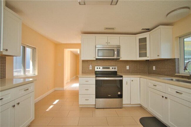 Building Photo - 412 SW 13th St