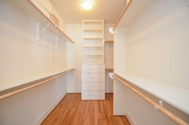 Building Photo - Stylish Corner Townhome Steps from Parks, Dining & Shopping