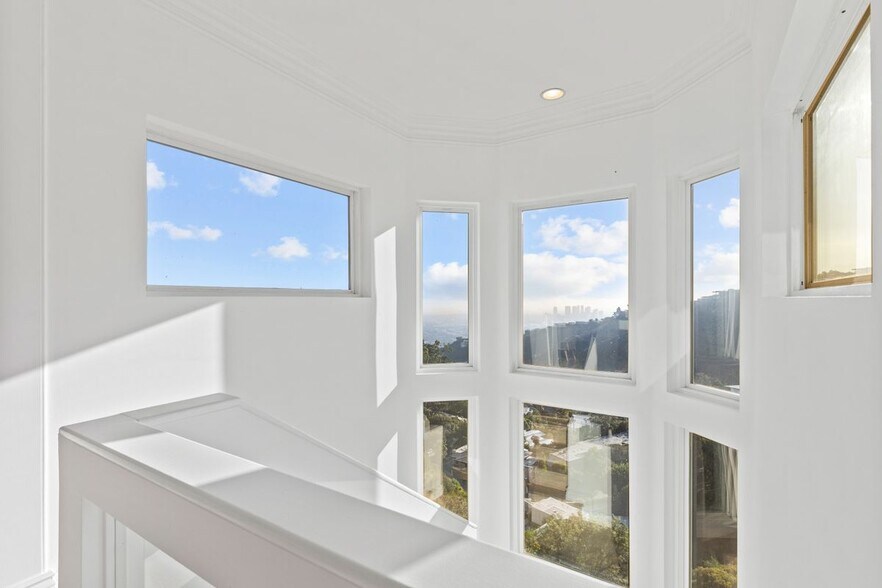 Building Photo - 2019 Sunset Plaza Dr