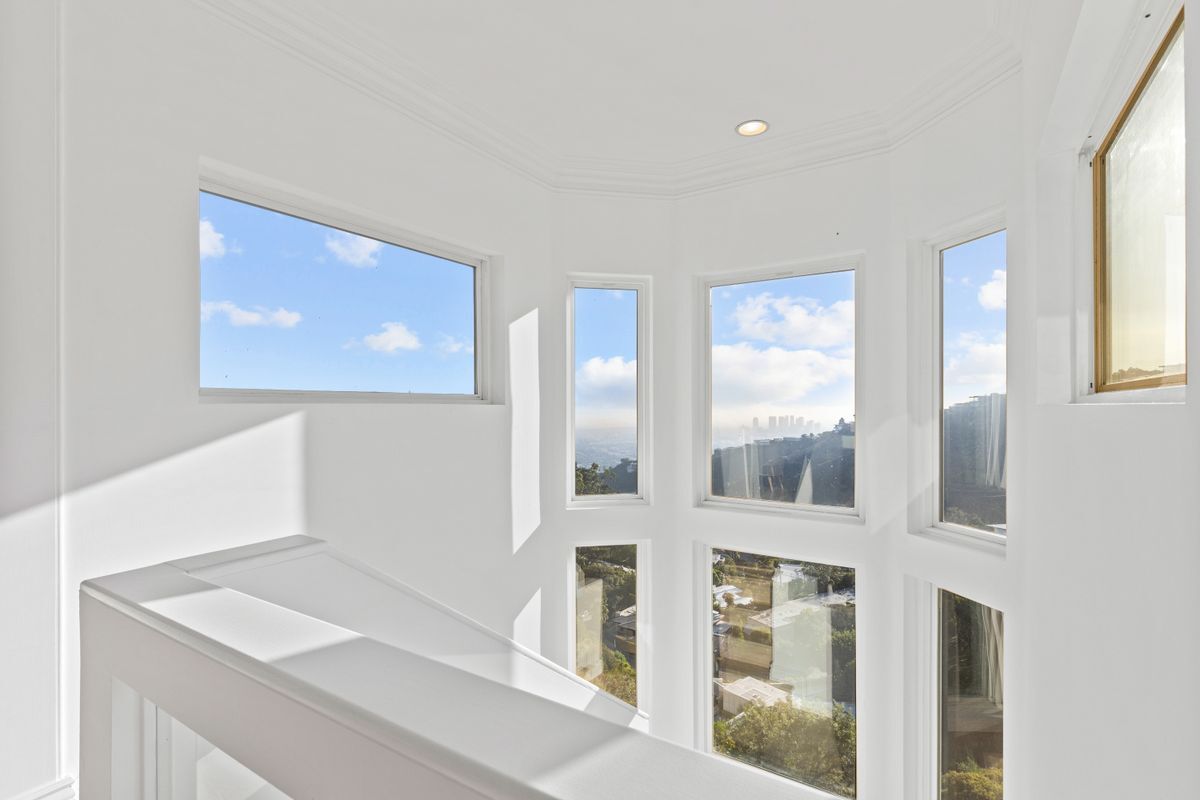 Building Photo - 2019 Sunset Plaza Dr