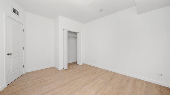 Building Photo - 2353 N Springfield Ave