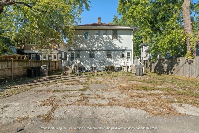 Building Photo - Spacious 4 Bed 1.5 Bath Updated Home