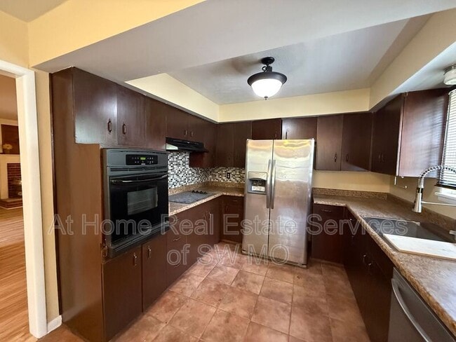 Building Photo - 516 E Stanford St