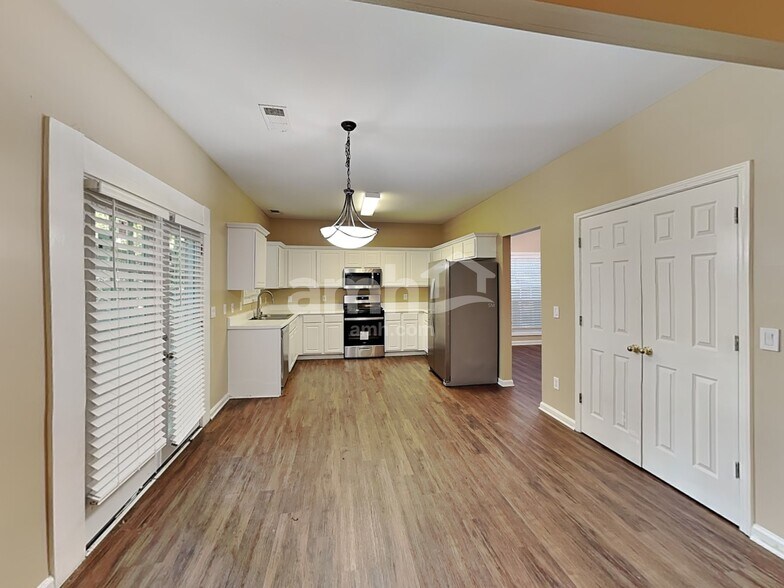 Building Photo - 1584 Silver Ridge Dr