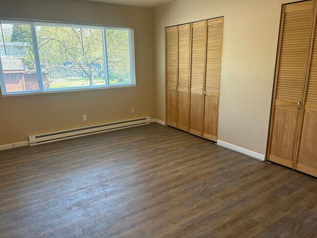 Building Photo - Spacious Townhouse-Style Condo with Patio! W/S/G included