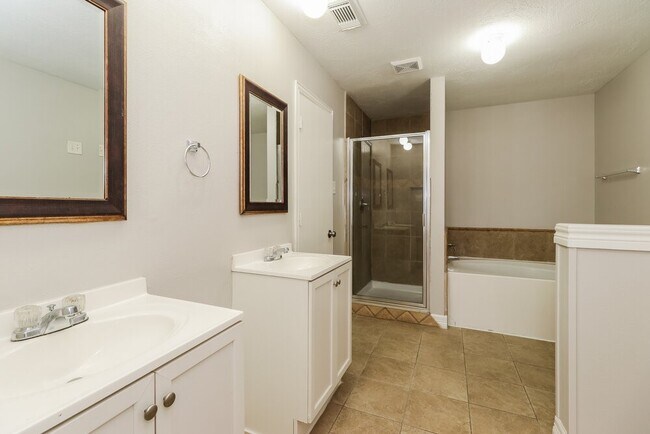 Building Photo - 3035 Cinnamon Glen Dr