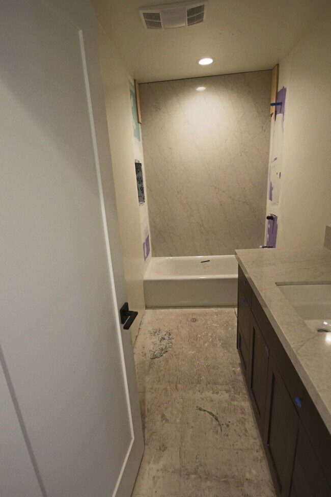 Building Photo - Completely Remodeled 3br Townhome in UTC