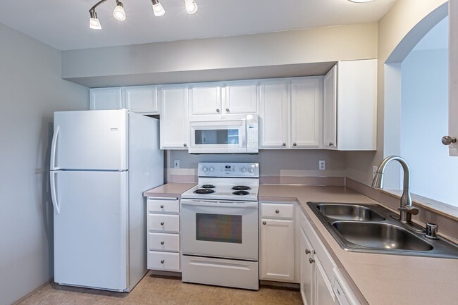 Building Photo - Wonderful Townhome in Browns Point with VIEWS!