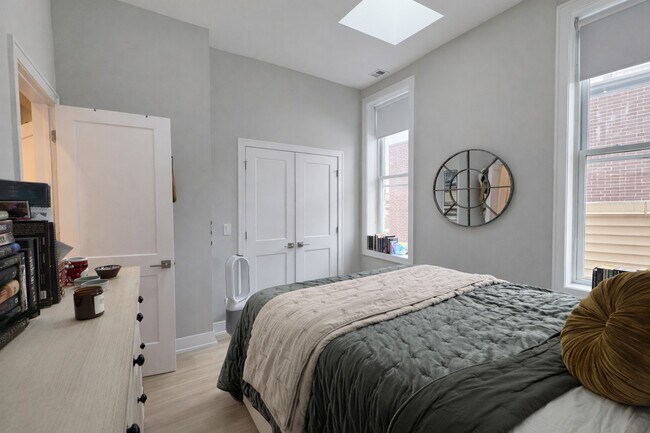 Building Photo - 1535 N Maplewood Ave