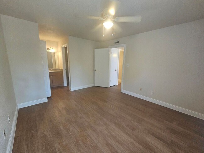 Building Photo - 2/2 Condo in Village Creek all REDONE!!