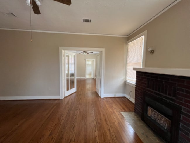 Building Photo - 1202 S Schiller St