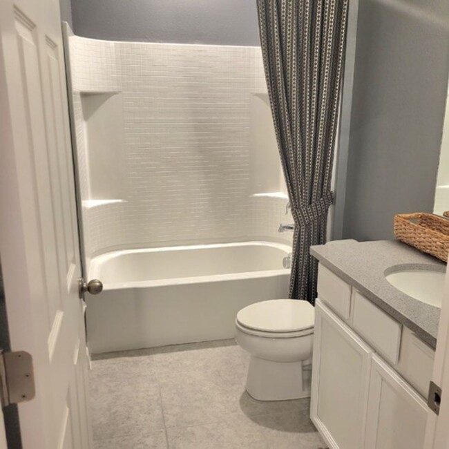 Building Photo - 3bed/2.5 Bths Townhome in Fishhawk. Lots o...
