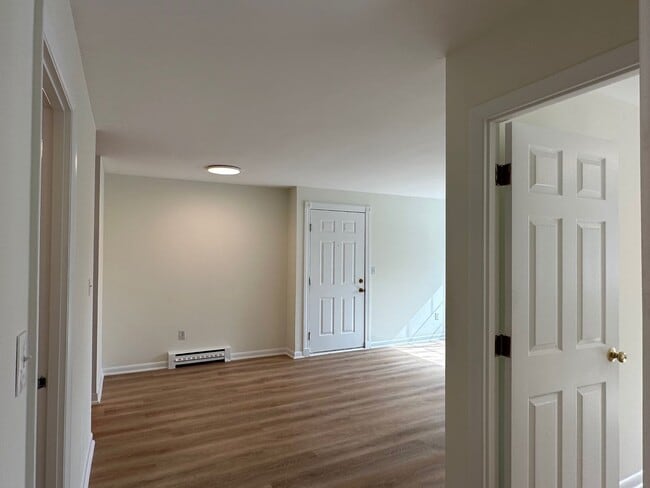 Building Photo - Large, updated 2 bedroom near the Green Li...