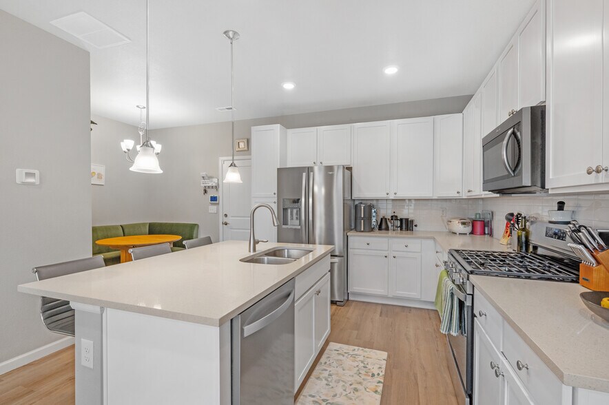 Building Photo - 1837 S Poplar Ct