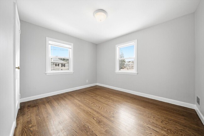 Building Photo - 77 Merrow St