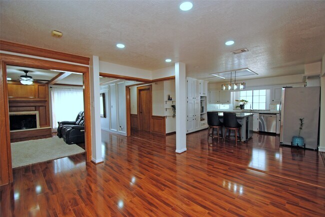 Building Photo - 15007 Pebble Bend Dr