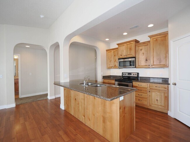 Building Photo - Beautiful Daybreak Condo