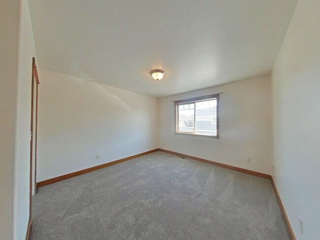 Building Photo - Beautiful 3 bedroom, 2 1/2 bathroom, townhouse with attached garage!