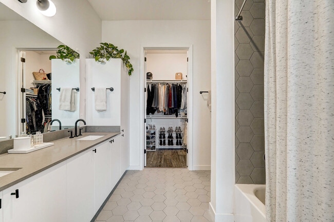 Building Photo - 800 Embassy Dr