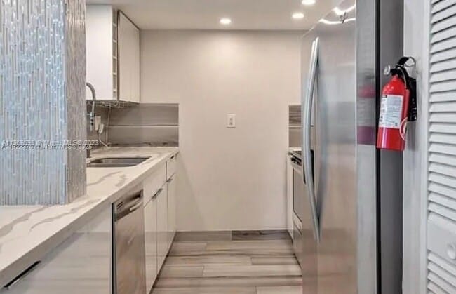 Building Photo - 1717 N Bayshore Dr