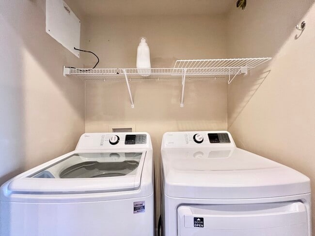 Building Photo - Gorgeous 3-bedroom, 2 1/2-bath End Unit To...