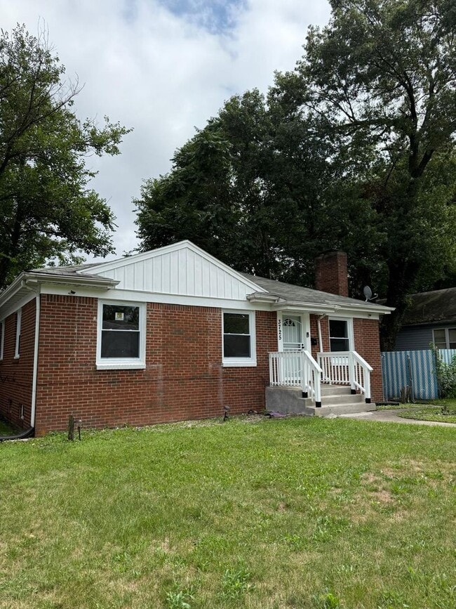 Primary Photo - 3 Bedroom 2 Bath plus 2 Bonus Rooms! 5 Pos...