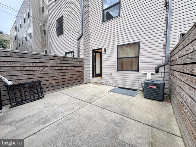 Building Photo - 966 N Marshall St
