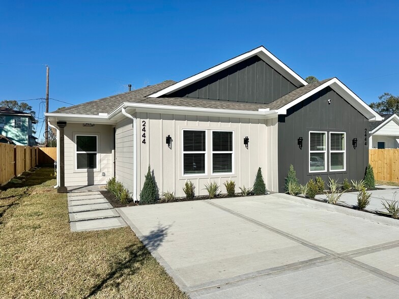 Building Photo - 2444 Carmel St