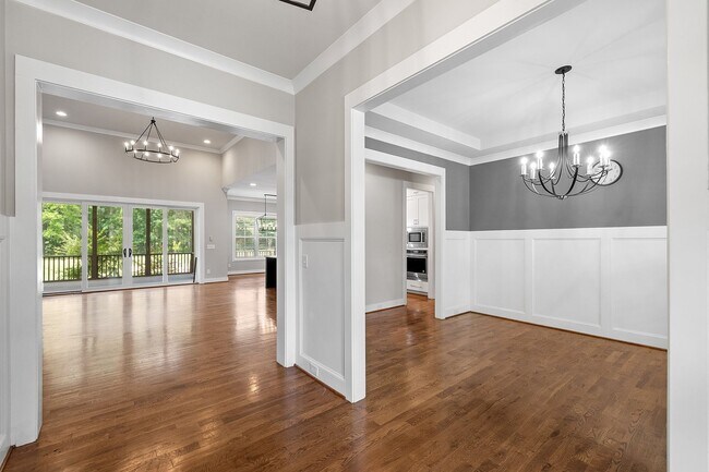 Building Photo - **Luxury 4/4 with Fenced in Yard**