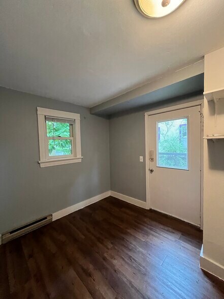 back apartment - 1049 Spaight St