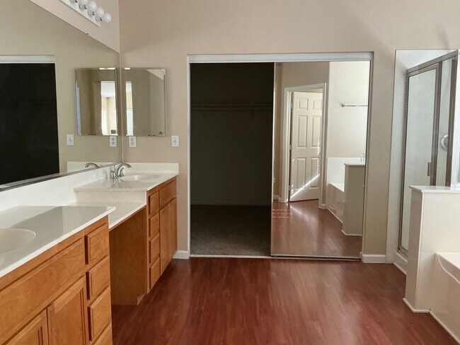 Building Photo - Four bedroom beauty